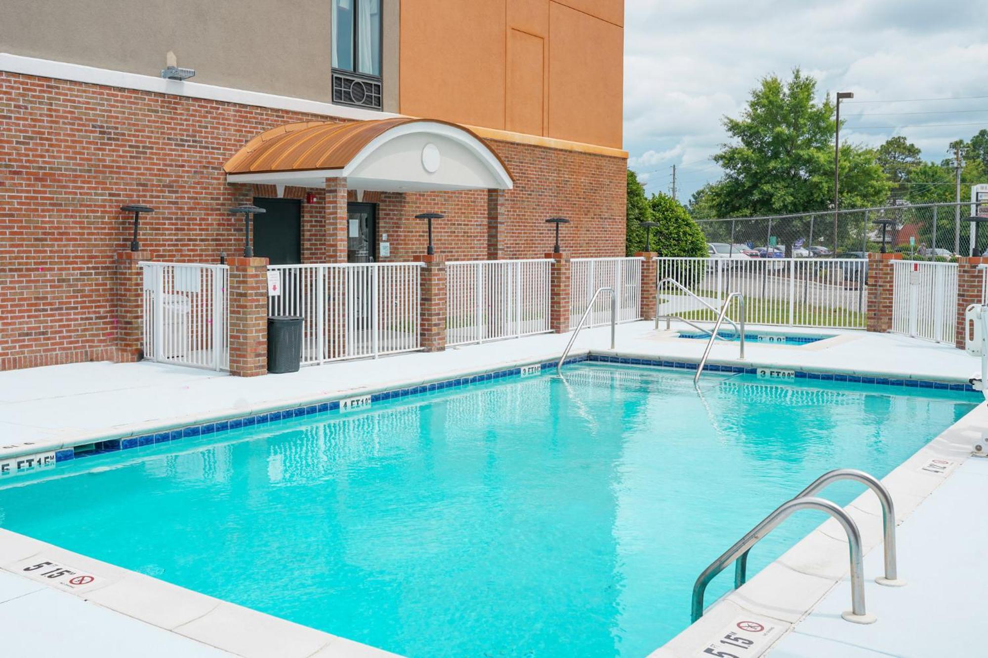 Holiday Inn Express Hotel & Suites Hope Mills-Fayetteville Airport By Ihg Exterior foto